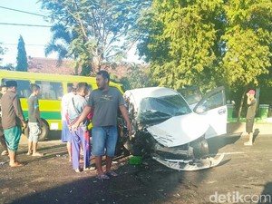 Sebuah MPV Tabrakan Hingga Ringsek di Situbondo, Pengemudi Terjepit