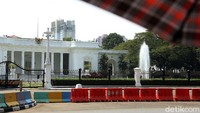 Suasana di Istana Negara nampak lengang karena diberlakukannya penutupan arus lalu lintas yang membuat jalan di sekitar kawasan Istana Negara nampak sepi dari kendaraan yang melintas.