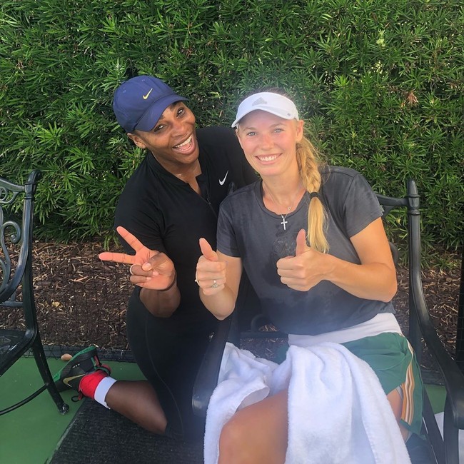 Sebagi pasangan atlet, pernikahan ini pun dihadirkan banyak pemain olahraga. Serena Williams bahkan menjadi salah satu bridesmaid wanita 28 tahun tersebut. Pemain tenis Aga Radwanska dan Angelique Kerber serta pebasket NBA Pau Gasol dan Harrison Barnes juga hadir di sana. Foto: Instagram @carowozniacki