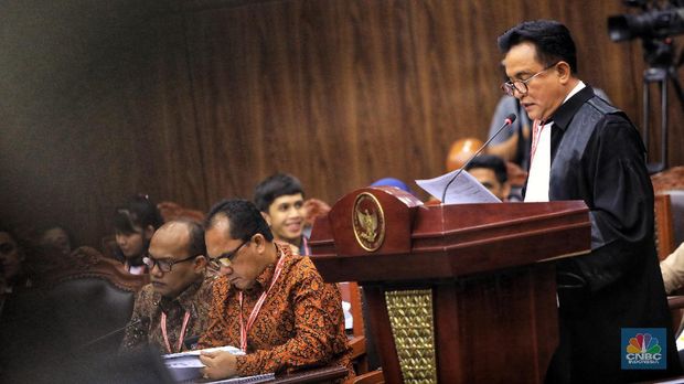 Ketua Tim kuasa hukum pasangan calon presiden dan calon wakil presiden nomor urut 01 Yusril Ihza Mahendra di sidang Perselisihan Hasil Pemilihan Umum (PHPU) Pilpres 2019 di gedung Mahkamah Konstitusi, Jakarta, Selasa (18/6/2019).  (CNBC Indonesia/Andrean Kristianto)