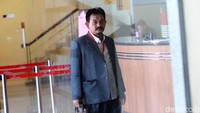 Farid Wajdi Ibrahim memenuhi panggilan dengan mengenakan jas dan menenteng tas.