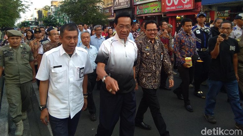 Jalan Kaki Susuri Malioboro, Sultan HB X Sesekali Punguti Sampah Jalan Kaki Susuri Malioboro, Sultan HB X Sesekali Punguti Sampah