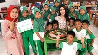 Perayaan ulang tahun Nadia manis banget nih. Ia membawakan tumpeng camilan untuk dibagikan pada anak-anak di rumah belajar dhuafa. Foto: Instagram nadiapurwoko