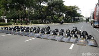 Sejumlah perlengkapan milik Brimob nampak berjejer rapi di area sekitar Istana Negara, Jakarta, Selasa (18/6/2019).