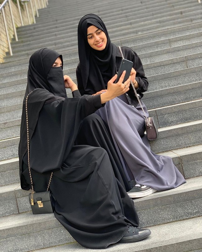 Orang kepercayaan yang mewakili Ruksana dan Sarrah (istri kedua Hasanat) mengungkap jika keduanya telah menjadi korban kekerasan dalam bentuk fisik, mental, emosional, hingga reliji. Melalui unggahan itu, kedua wanita tersebut juga mengakui memang menjalani kehidupan palsu. Foto: Instagram @ummxabdullah