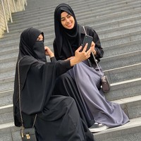 Orang kepercayaan yang mewakili Ruksana dan Sarrah (istri kedua Hasanat) mengungkap jika keduanya telah menjadi korban kekerasan dalam bentuk fisik, mental, emosional, hingga reliji. Melalui unggahan itu, kedua wanita tersebut juga mengakui memang menjalani kehidupan palsu. Foto: Instagram @ummxabdullah