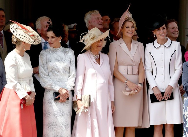 Dari kiri ke kanan, ada Sophie (Countess of Wessex), Ratu Letizia dari Spanyol, Camilla (Duchess of Cornwall),  Ratu Maxima dari Belanda dan Kate Middleton.  Foto: Getty Images
