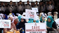Pihak kepolisian nampak bersiaga menjaga keamanan selama aksi damai tersebut berlangsung di kawasan Patung Kuda, Jakarta.
