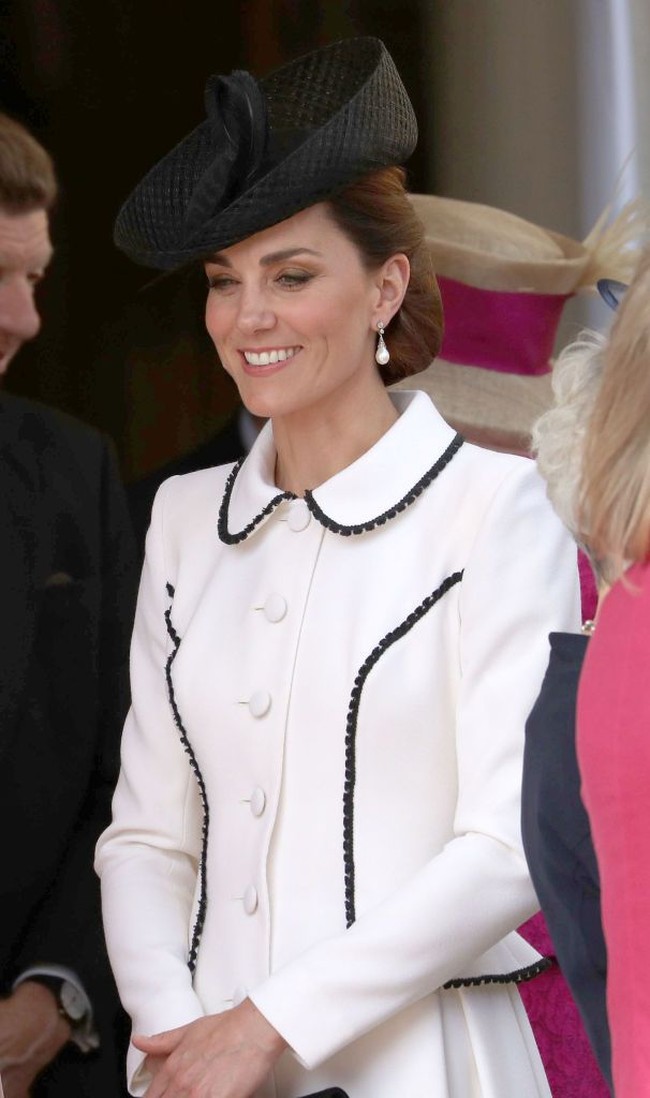 Kate Middleton tampil anggun dengan dress putih berpotongan coat dari desainer Catherine Walker.  Foto: Getty Images
