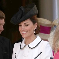 Kate Middleton tampil anggun dengan dress putih berpotongan coat dari desainer Catherine Walker.  Foto: Getty Images