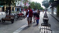 Jangan khawatir, pemerintah sudah menyiapkan kantong plastik untuk sampah yang dibawa para pejalan kaki.