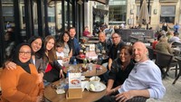 Kongkow Akamsi alias anak kampung sini. Ayu dan teman-temannya nongkrong bareng di Dam Square. Foto: Instagram @ayutingting92