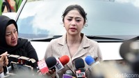 Dewi juga mengungkapkan penyesalannya yakni tak buru-buru membawa sang ayah ke rumah sakit, namun malah ke Jakarta. Pool/Noel/detikFoto.