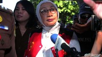 Iya hari ini pleidoi, pembelaan, kata Ratna kepada detikcom di depan Rutan Polda Metro Jaya, Kebayoran Baru, Jakarta Selatan, Selasa (18/6/2019).