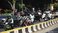 Meski berbahaya, ada saja sejumlah kendaraan motor yang melawan arus untuk menghindari kemacetan.
