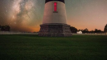 Fotografer Jason Perry menangkap gambar Mercusuar di pulau Bodie, California dengan pemandangan langit malam yang menakjubkan. (Foto: Astronomy Photographer 2019)