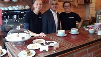 Mampir ke coffee shop, Khan menikmati segelas latte Tampaknya ia juga baru saja menghabiskan kue-kue manis. Foto: instagram @sadiq