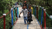 Anak-anak tampak gembira bermain di kawasan hutan mangrove Muara Jaya.