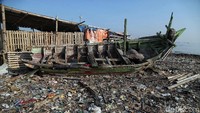 Wahana Lingkungan Hidup (Walhi) mendesak pemerintah Indonesia untuk segera menghentikan impor sampah, khususnya yang berbahan plastik.