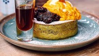 Kafe Kamakura di Fatmawati punya souffle pancake ala Jepang yang enak. Selain varian original, pancake tebal di sini juga hadir dengan berbagai varian rasa mulai dari matcha, peach, banana dan apple cinnamon. Foto: Instagram jktfoodead
