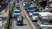 Rendahnya kesadaran lalu lintas membuat masih ada saja pengendara yang nekat menerobos jalur busway. Sanksi denda maksimal hingga Rp 500 ribu pun nyatanya tak membuat para pengendara jera untuk tidak menerobos jalur khusus bus TransJakarta tersebut.