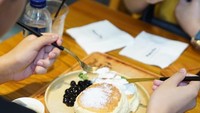 Tak bisa dipungkiri, fluffy pancake ala Jepang sedang populer di Indonesia. Salah satu tempat yang menyediakannya adalah Pan & Co. Pancake di sini mencuri perhatian dengan tambahan boba yang kenyal dan manis. Foto: Instagram panco.id