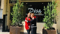 Berfoto dengan Meiling, Ayu tampak bahagia. Dalam caption Instagramnya tertulis,Seneng nuhun ema @meiling_desa_restaurant udah dimasakin, enak baksonya hehehe luv desa. Foto: Instagram @ayutingting92