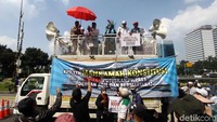 Sejumlah peserta aksi melakukan orasi di kawasan sekitar Patung Kuda, Jakarta.