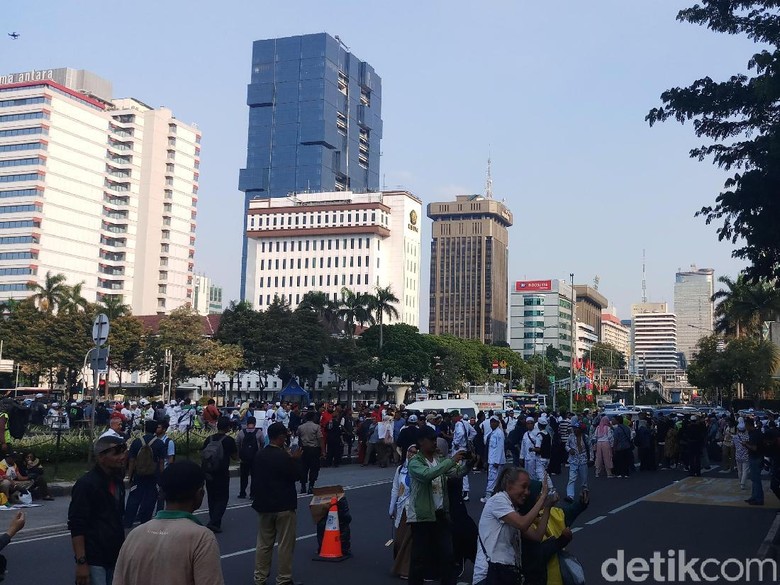 Massa Aksi Kawal Sidang MK Bubarkan Diri dengan Tertib Massa Aksi Kawal Sidang MK Bubarkan Diri dengan Tertib
