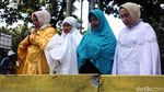 Massa Kawal Sidang Sengketa Pilpres, Salat Dzuhur di Jalur Busway