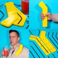 Aku bikin tempat khusus untuk membawa sedotan besi. Selamat tinggal sedotan plastik! tulisnya, saat memamerkan barang ciptaannya berupa tempat menyimpan sedotan metal berwarna kuning ini. Foto: Instagram/@unnecessaryinventions