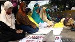 Massa Kawal Sidang Sengketa Pilpres, Salat Dzuhur di Jalur Busway