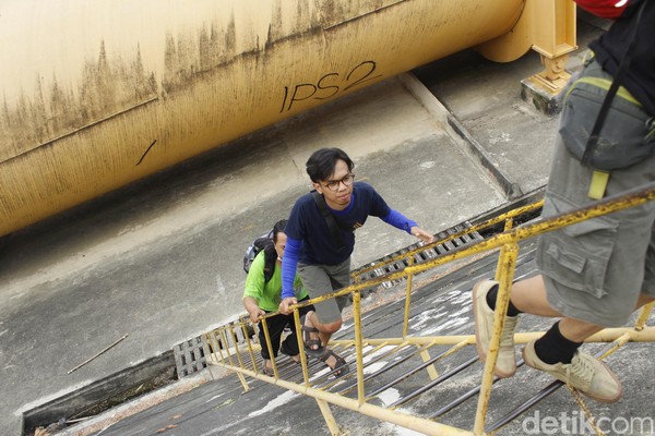 Awal perjalanan, traveler akan disambut pipa besar yang mengalirkan air untuk bendungan PLTA Saguling. Traveler mesti merangkak di bawah pipa sebelum masuk ke area hutan. (Yudha Maulana/detikcom) Awal perjalanan, traveler akan disambut pipa besar yang mengalirkan air untuk bendungan PLTA Saguling. Traveler mesti merangkak di bawah pipa sebelum masuk ke area hutan. (Yudha Maulana/detikcom)