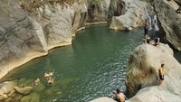 Di bebatuan ini, traveler yang punya adrenalin berlebih bisa melompat dari atas batu yang membentuk ceruk ke kolam. Berani? (Yudha Maulana/detikcom)