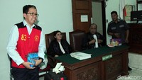 Joko Driyono sempat melempar senyuman saat memasuki ruang sidang.
