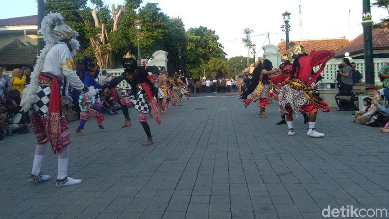 Sultan Ingin Tiap Selasa Wage Ada Pentas Seni Budaya di Malioboro Sultan Ingin Tiap Selasa Wage Ada Pentas Seni Budaya di Malioboro