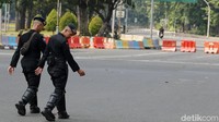 Sejumlah pasukan Brimob nampak berpatroli di sekitar kawasan Istana Negara, Jakarta.