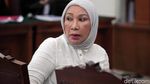 Pesona Atiqah Hasiholan di Sidang Lanjutan Ratna Sarumpaet
