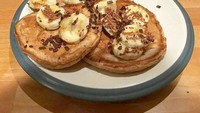 Wow setumpuk pancake dengan topping cokelat dan pisang ini hasil buatan anak Khan. And thats why I have the best daughters in the world, ujar Khan. Foto: instagram @sadiq