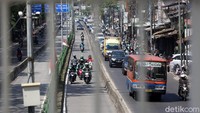 Sejumlah pengendara motor nekat menerobos jalur TransJakarta di Jalan Sultan Agung, Jakarta Selatan, Selasa (18/6/2019).