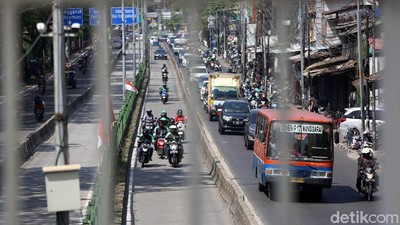 Terlalu, Aksi Nekat Pengguna Jalan Terobos Jalur Busway