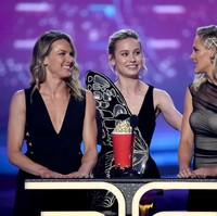 Brie tak sendiri ketika menerima penghargaan tersebut. Aktris pemenang Oscars itu turut memboyong dua pemeran penggantinya (double-stunt), Joanna Bennett dan Renae Moneymaker. Ia berbagi momen kemenangannya dengan dua perempuan yang telah menggantikannya untuk melakukan aksi berbahaya di Captain Marvel. (Foto: Kevin Winter/Getty Images for MTV)