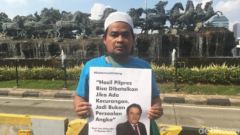 Massa Kawal Sidang MK Bawa Poster Kutipan Yusril soal Pemilu Curang Massa Kawal Sidang MK Bawa Poster Kutipan Yusril soal Pemilu Curang