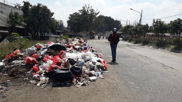 Sampah menumpuk di sepanjang Kali Irigasi, Jalan Irigasi, Medan Satria.