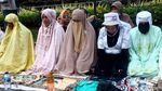 Potret Massa Salat Ashar Berjamaah di Depan Patung Kuda