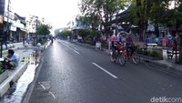 Hanya kendaraan nonmotor seperti sepeda, becak, dan andong yang diperbolehkan melintas.