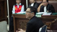 Satu per satu saksi yang dihadirkan memberikan keterangan di hadapan majelis hakim.