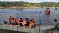 Alasannya lantaran membahayakan, maka pemerintah kabupaten setempat sepakat melarang pengoperasiannya. Juga ada rencana untuk pengosongan bendungan. (Akrom Hazami/detikcom)