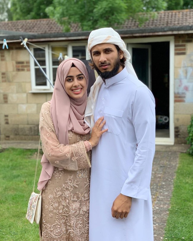 Yes they are married and i love them both for the sake of Allaah, demikian Ruksana Ali atau ummxabdullah menulis pada keterangan foto seolah mengumumkan poligami yang dilakukan suaminya. Dalam keterangan fotonya, Ruksana juga mengatakan dia menyanyangi keduanya atas nama Allah SWT. Foto: Instagram @ummxabdullah