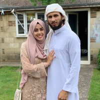 Yes they are married and i love them both for the sake of Allaah, demikian Ruksana Ali atau ummxabdullah menulis pada keterangan foto seolah mengumumkan poligami yang dilakukan suaminya. Dalam keterangan fotonya, Ruksana juga mengatakan dia menyanyangi keduanya atas nama Allah SWT. Foto: Instagram @ummxabdullah